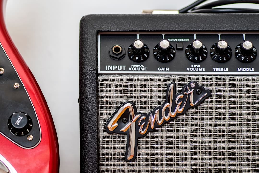 Amplificador de guitarra aberto para reparo